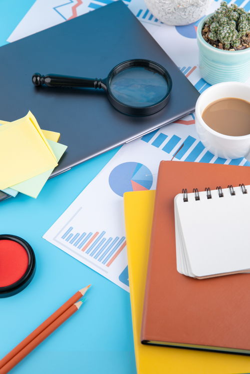 提升商务质感 咖啡与报表视角下的办公用品专业摄影指南